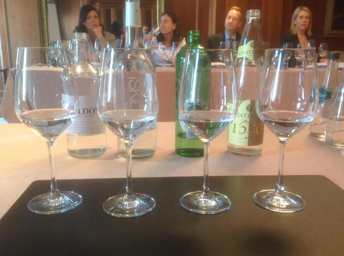 Wasserverkostung bei der Knigge-Gesellschaft für Moderne Umgangsformen