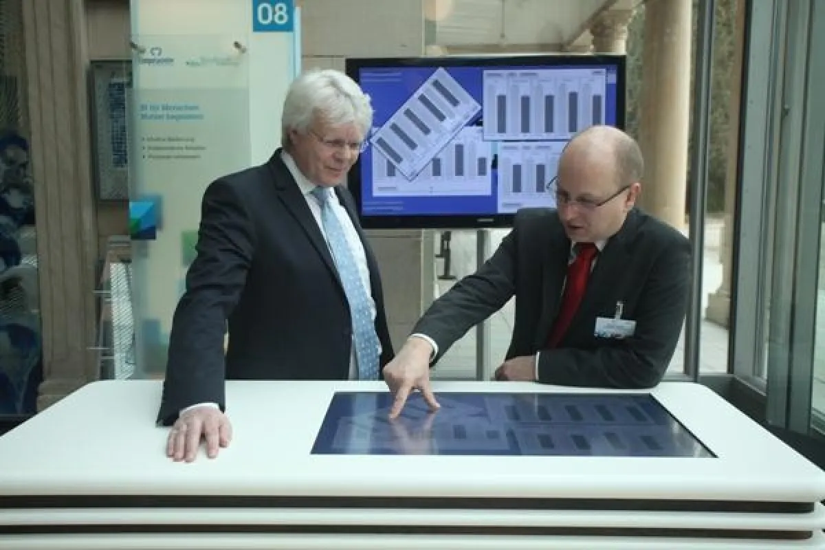 Rainer Unsöld (r.) stellt Anwendungsbeispiele für Multitouch-Systeme und mobile Applikationen vor