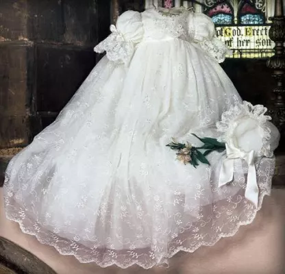 Bild: Hochwertige Taufkleider für ganze Generationen von "Little Darlings" immer beliebter