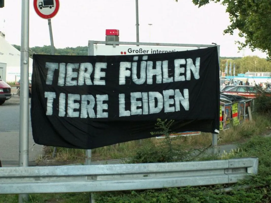 Tierrechtler protestieren gegen Tierhaltung im Cirucs Carl Busch