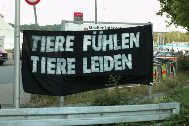 Bild: Darmstadt - Applaus für Tierquälerei?
