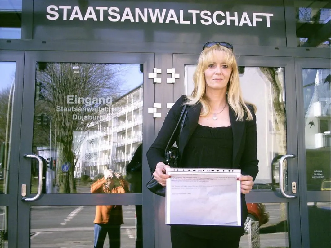 Konni Hendrix vor der Staatsanwaltschaft Duisburg