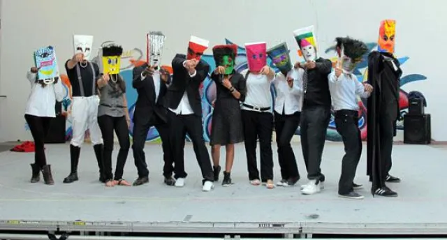 Folk engagiert sich für Bühnenprojekt ON STAGE Bild: Folk engagiert sich für Bühnenprojekt ON STAGE