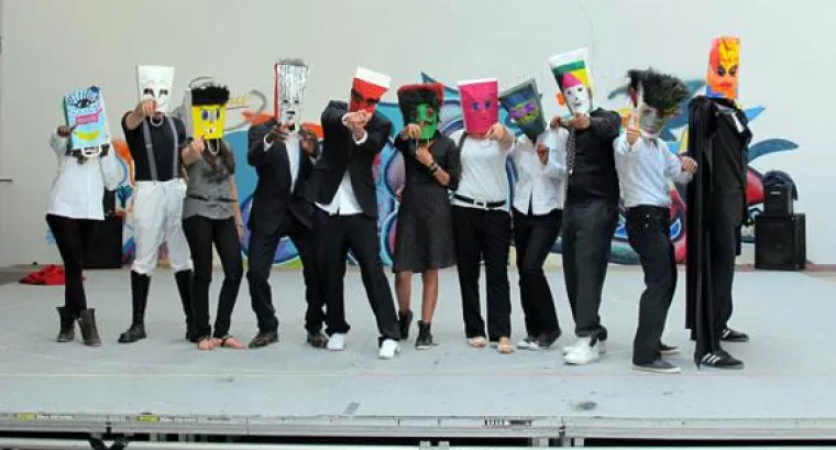 Bild: Folk engagiert sich für Bühnenprojekt ON STAGE