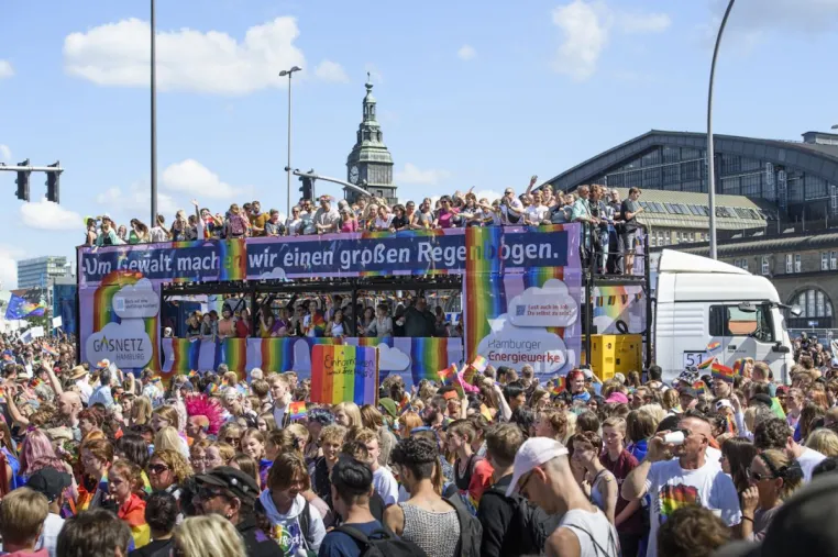 Christopher Street Day: Partytruck von Gasnetz Hamburg und städtischen Schwesterunternehmen nimmt teil Bild: Christopher Street Day: Partytruck von Gasnetz Hamburg und städtischen Schwesterunternehmen nimmt teil