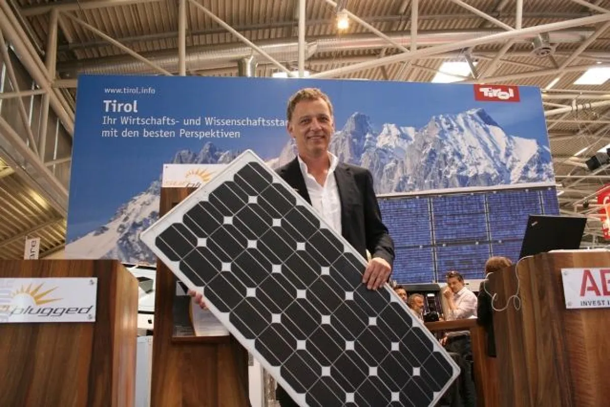 Revolutioniert die gebäudeteilintegrierte Dünnschichtphotovoltaik im Forschungsverbund von Tirol aus - Andreas Zimmermann (Sunplugged Solare Energiesysteme) auf der Intersolar Europe 2010