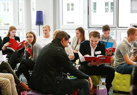 Bild: Feierliche Semestereröffnung 2014 an der Hochschule Neuss für Internationale Wirtschaft