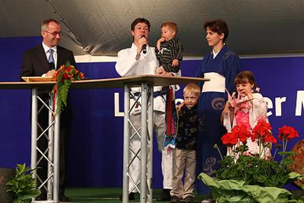 Missionsdirektor Martin Auch (links im Bild) im Gespräch mit Familie Schuckert, die für die Liebenzeller Mission in Japan tätig ist.