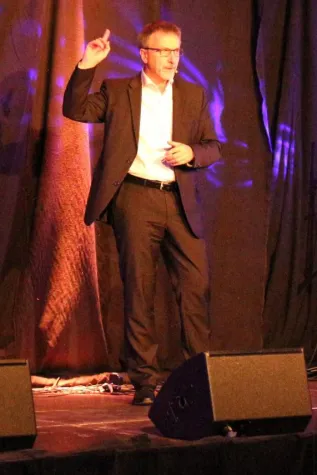 Bild: Business Experte aus Köln Finalist im größten Speaker Slam Deutschlands