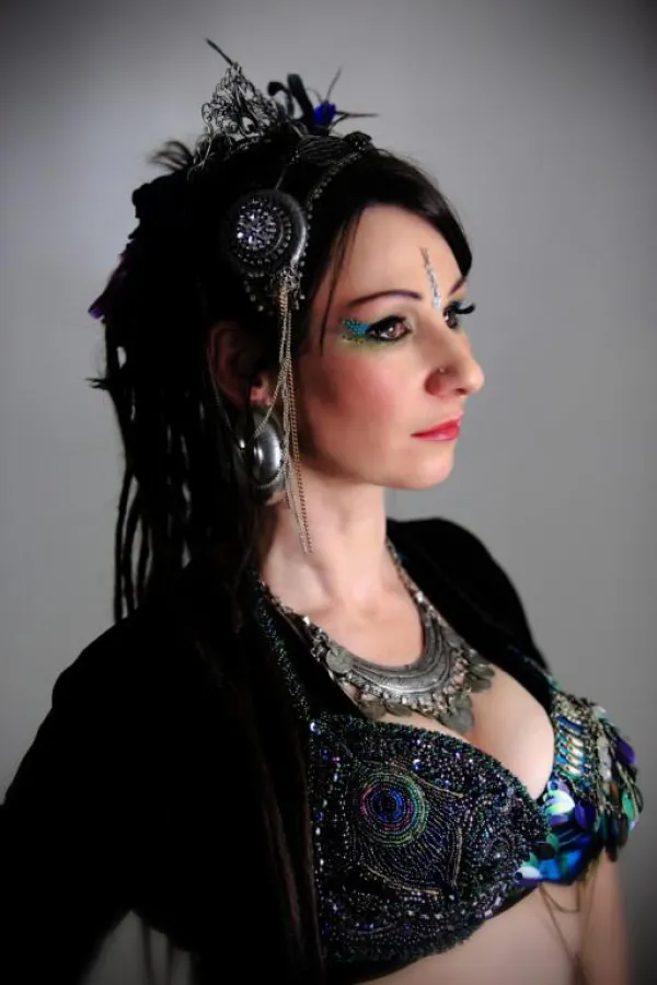 Die quirlige Aela Badiana aus den USA ist im Workshopteam des Festivals Im Zeichen des Orients