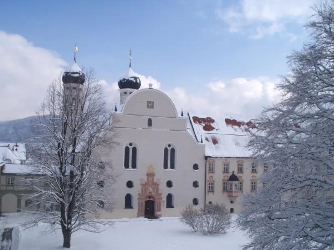 Die Benediktbeurer Basilika St. Benedikt im Winter