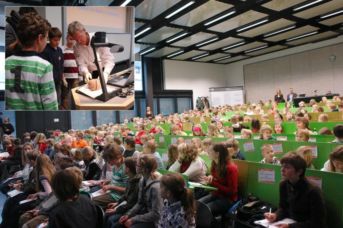 Dr. Dieter Sontheimer (oben links) begeisterte mit seiner Vorlesung zum Thema „NEKNED – Wie unser Gehirn funktioniert“ einmal mehr die Junior-Studenten der KinderHochschule