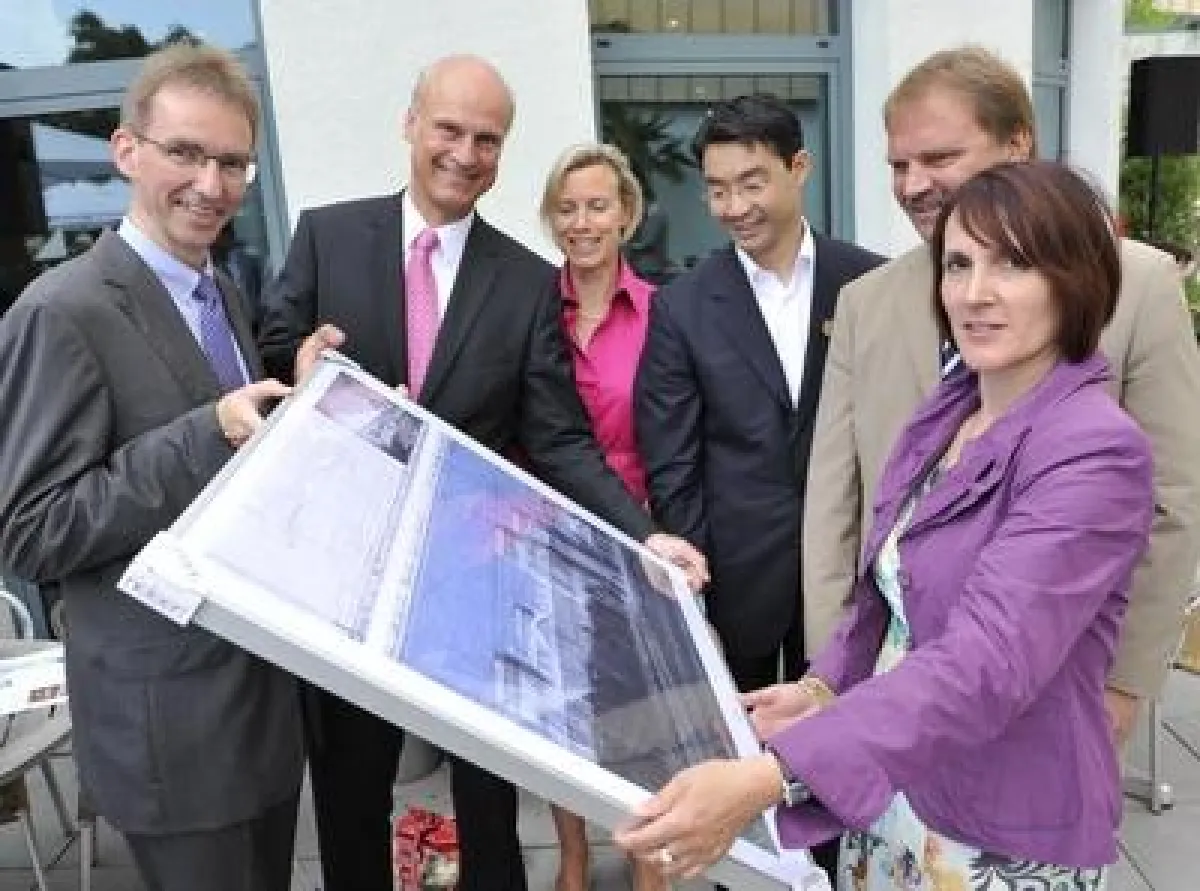 Ein Bild vom Reichstag zum Abschied erhielt Carl-Ludwig Thiele. Im Bild v.l.: Wolfgang P. Vogt, Carl-Ludwig Thiele, Petra Thiele, Dr. Philipp Rösler Dr. Reinhold Kassing, Angelika Brunkhorst MdB; Bild