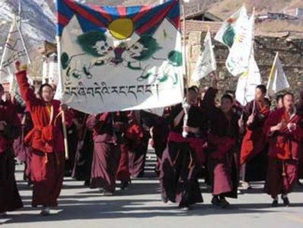 Demonstration von tibetischen Mönchen in Chigdril in Golog (Amdo) am 17. März 2008