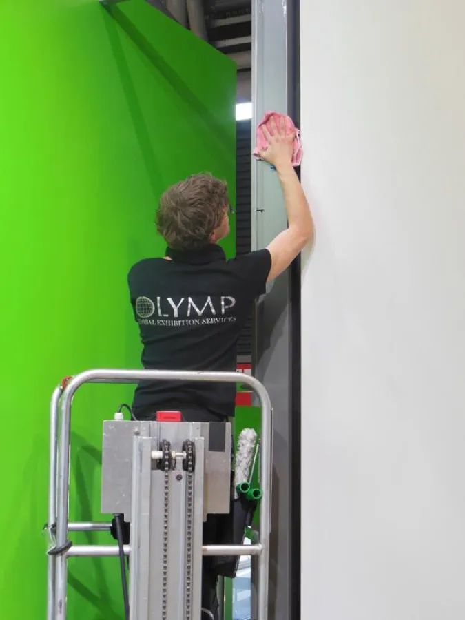 OLYMP Mitarbeiter bei der Standpflege (Foto: OLYMP, frei zur Veröffentlichung bei Namensnennung)