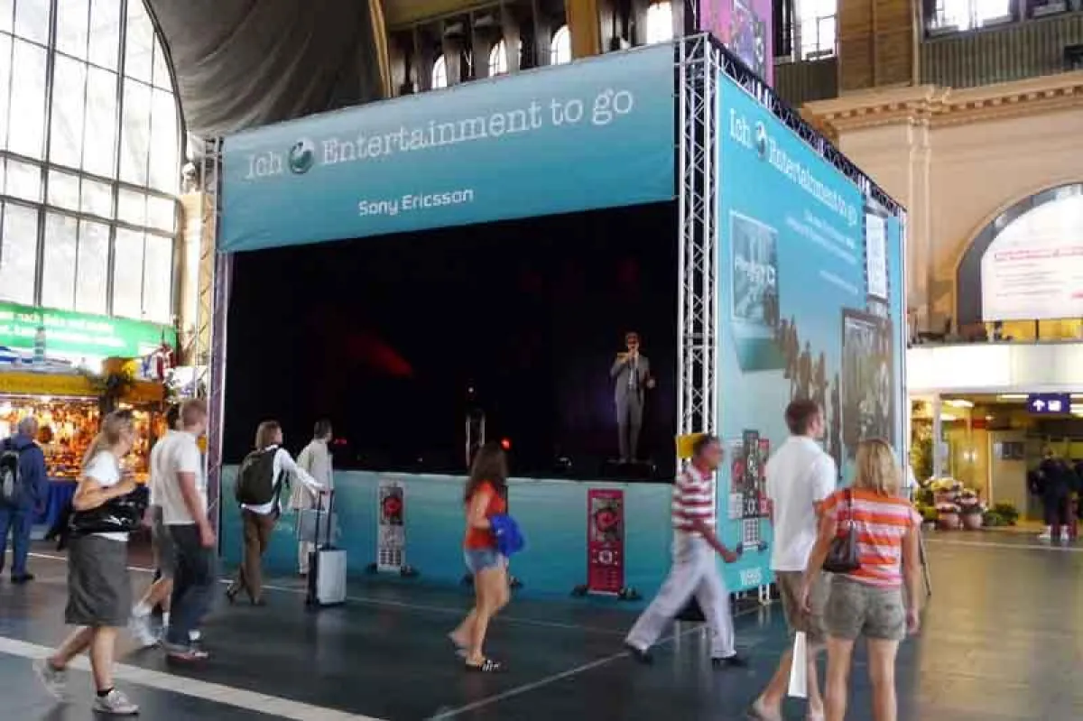 Hologramm von Jan Delay und dem Sony Ericsson W995 am Frankfurter Hauptbahnhof (Foto: Outstanding Solutions, frei zur Veröffentlichung bei Namensnennung)