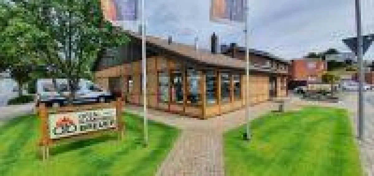 Kachelöfen Breuer hat die Kamin-Ausstellung am Stammsitz des Unternehmens in Viersen modernisiert.