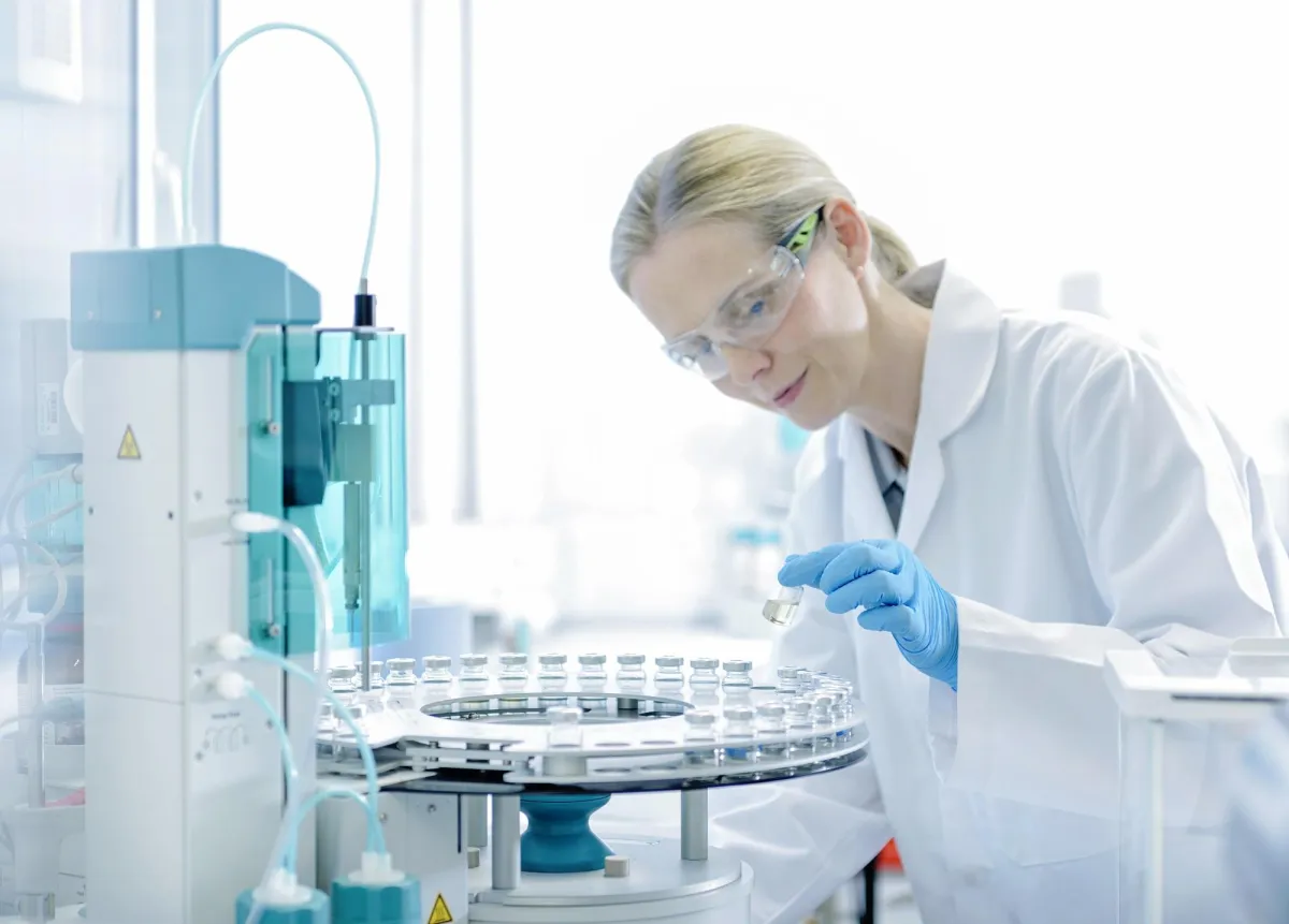 Im Fuel Technology Center und Schmierstofflabor der SGS wird die Qualität der Kraftstoffe analysiert