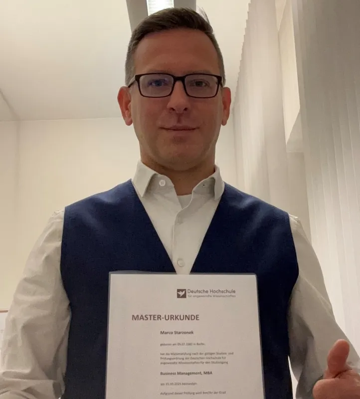 Marco Starzonek trägt nun den MBA-Titel. (© DHAW)
