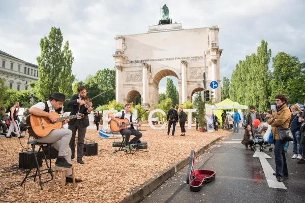 Bild: Deutsche Lebensbrücke beim Münchner Streetlife-Festival