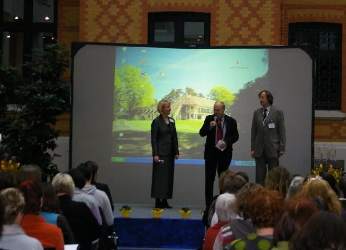 Begrüßung der über 230 TeilnehmerInnen durch Ute Nerge, Kinderhospizleitung, Prof. Dr. H. Christof. Müller-Busch, Präsident der Deutschen Gesellschaft für Palliativmedizin (DGP) und Dr. Raymund Pothma