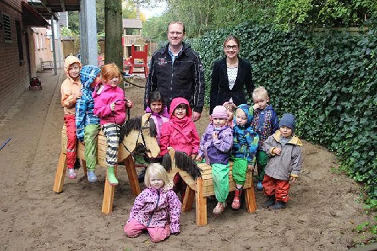Freuen sich über zwei neue Holzpferde zum Spielen: die Kindergartenkinder vom „Storchennest“.