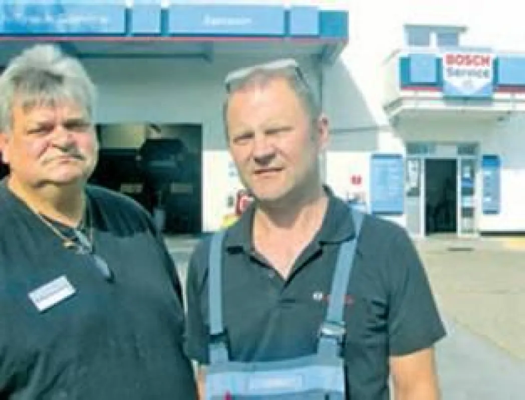 Neu im Team von Arno Jansen(r) ist der Kfz-Meister Bernhard Werners(l) Im acht-köpfigen Team
