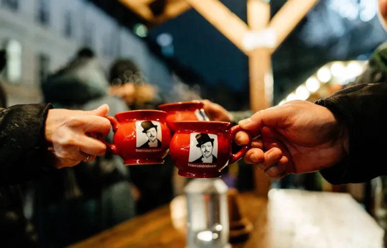 Bild: Gratis Feuerzangenbowle beim "Winter-Film-Fest" im Berliner Nikolaiviertel
