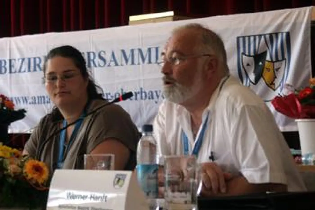 Bezirksspielleiter Werner Hanft und Bezirksjugendleiterin Berta Bergmaier vom Verband Bayerischer Amateurtheater