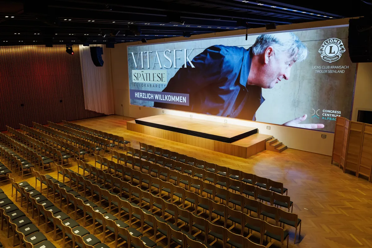 Premiere für die neue Panorama-LED-Wall beim Auftritt von Kabarettist Andreas Vitasek. (© Maximilian Köck)