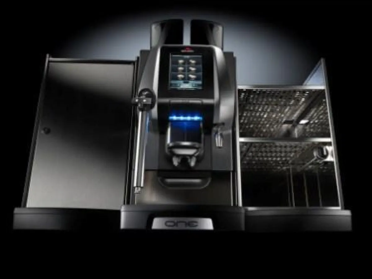 Die neue Egro ONE, hier in der Version mit Touch- Display, sinnvoll ergänzt durch Milchkühlschrank und Tassenwärmer. Quelle: Egro Coffee Systems
