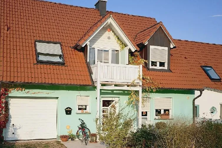 Kein Blendlicht dank Jalousien und Co. – goldener Glanz im Wohnzimmer Bild: Kein Blendlicht dank Jalousien und Co. – goldener Glanz im Wohnzimmer