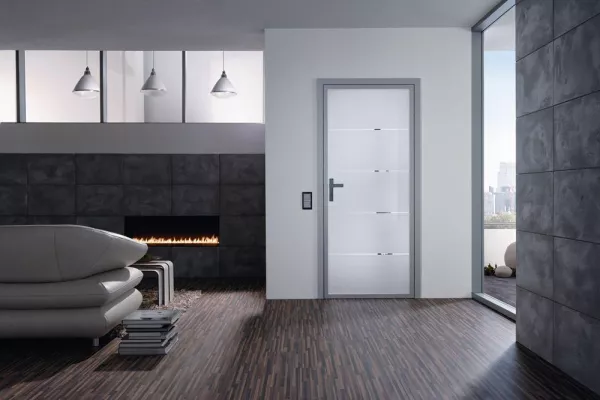 Bild: Die Mischung macht’s - Aluminium-Rahmentür und Aluminiumzarge mit Holzkern vereinen Design und Funktion