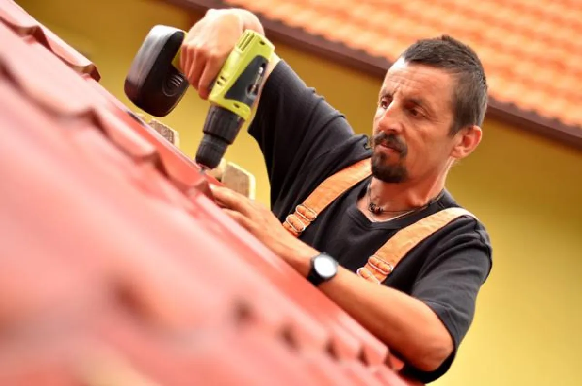 Frühjahrscheck fürs Haus: Dächer und Fassaden jetzt sommerfit machen