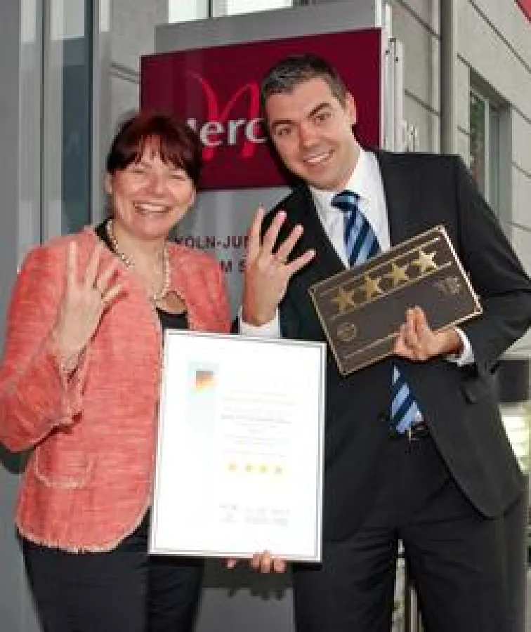 Sie freuen sich über ihre insgesamt acht Sterne (v.l.): Die Hoteldirektoren Margit Stafast und Bart Vaessen