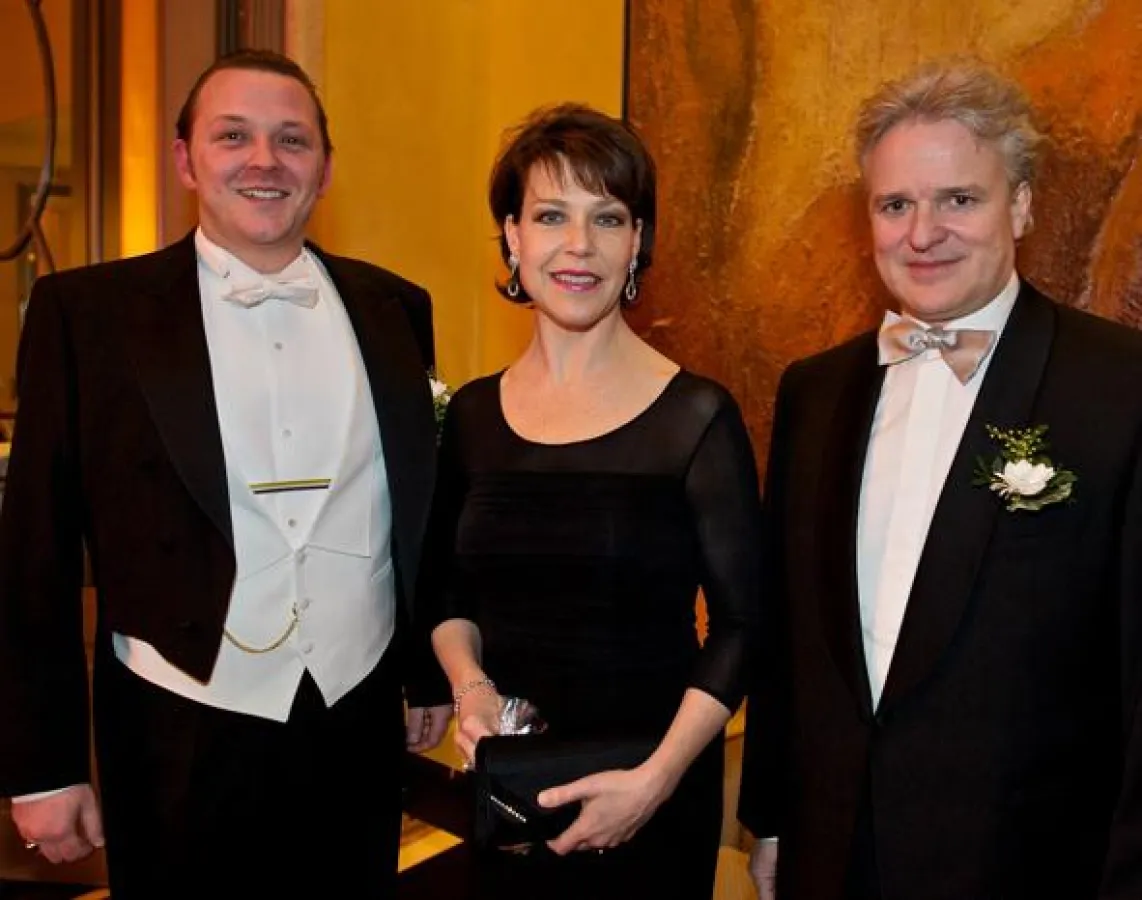 Ballgäste 2010: Adrian Obermiller (l.) begrüßt Schauspielerin Janina Hartwig und Ehemann Michael Hell