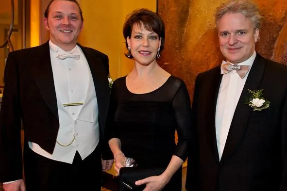 Bild: Feiern und helfen: TV-Star Janina Hartwig als Spendenpatin auf dem Chrysanthemenball 2010