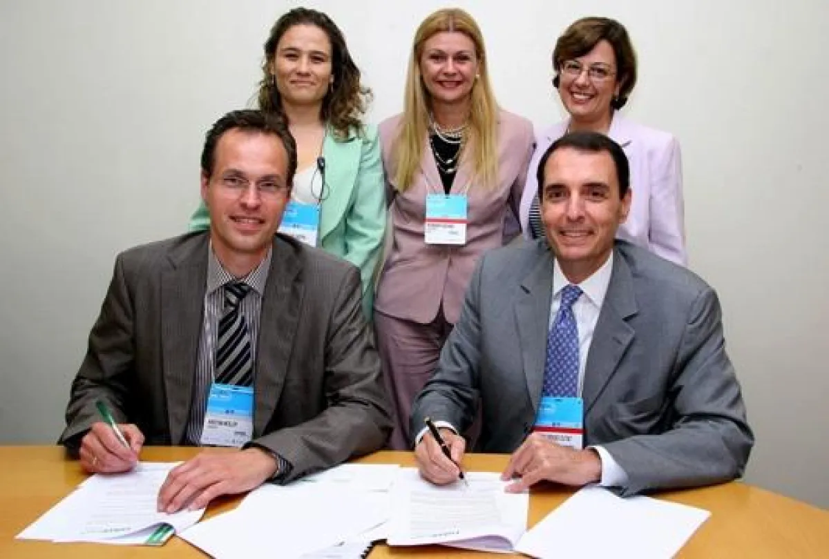 Dr.Kristian Möller (l.) Geschäftsführer EUREPGAP, und Mario Sergio Cutait (r.), Präsident von SINDIRAÇÕES, unterzeichnen Benchmarking Vertrag mit EUREPGAP