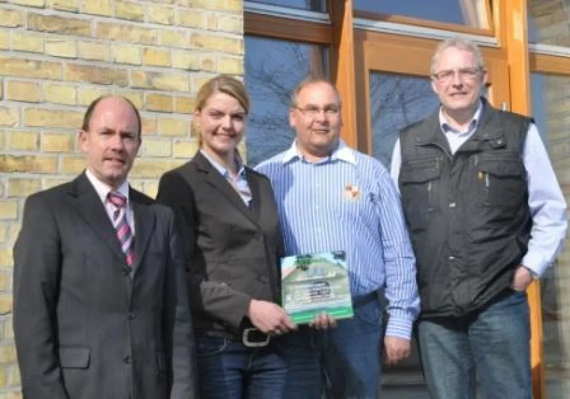Bild: (von li nach re) Landrat T. Kubendorff, C. Schulze Föcking, E G Hellwig und L. Hummert