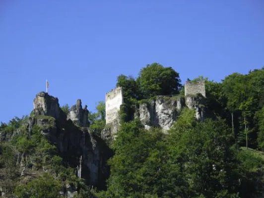 Bild: Wandern im Altmühltal: Burgen in der Frühlingssonne