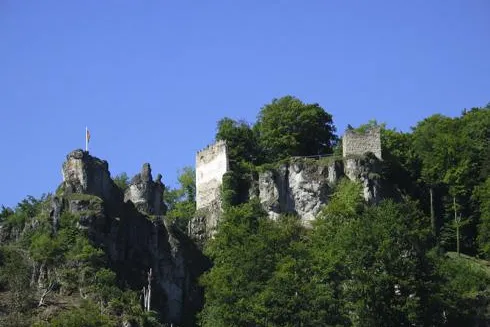 Bild: Wandern im Altmühltal: Burgen in der Frühlingssonne