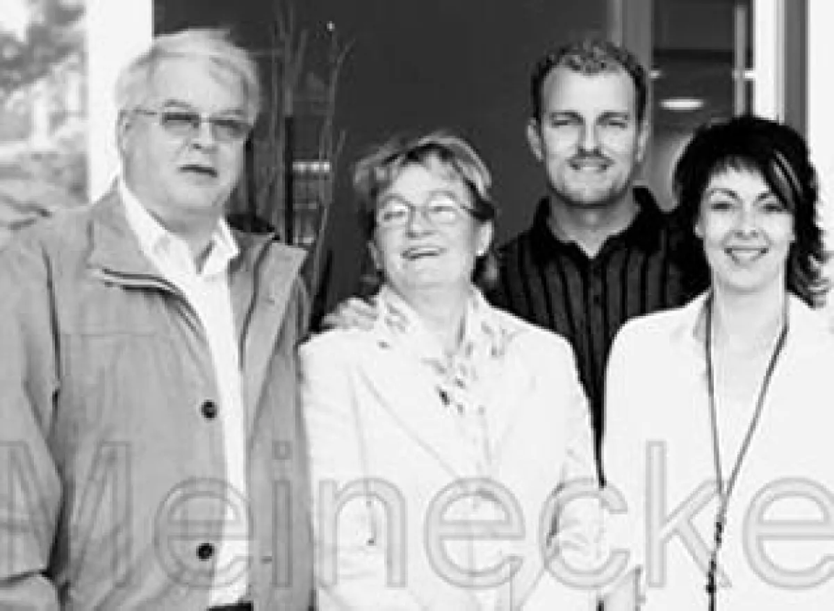 Kay Meinecke (2.v.r.) will mit Haarverlängerungsrekord ins Guinness-Buch