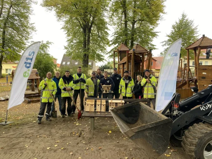 Bild:  Soziales Engagement in Mecklenburg-Vorpommern: Netzbetreiber E.DIS verschönert Spielplatz in Selmsdorf 