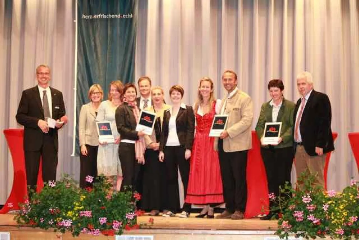 Christine Marquardt (4.v.l.) freut sich mit ihren Mitarbeiterinnen, Angela Schäfers und Verena Glaser (6. bzw. 7.v.l.), über das n