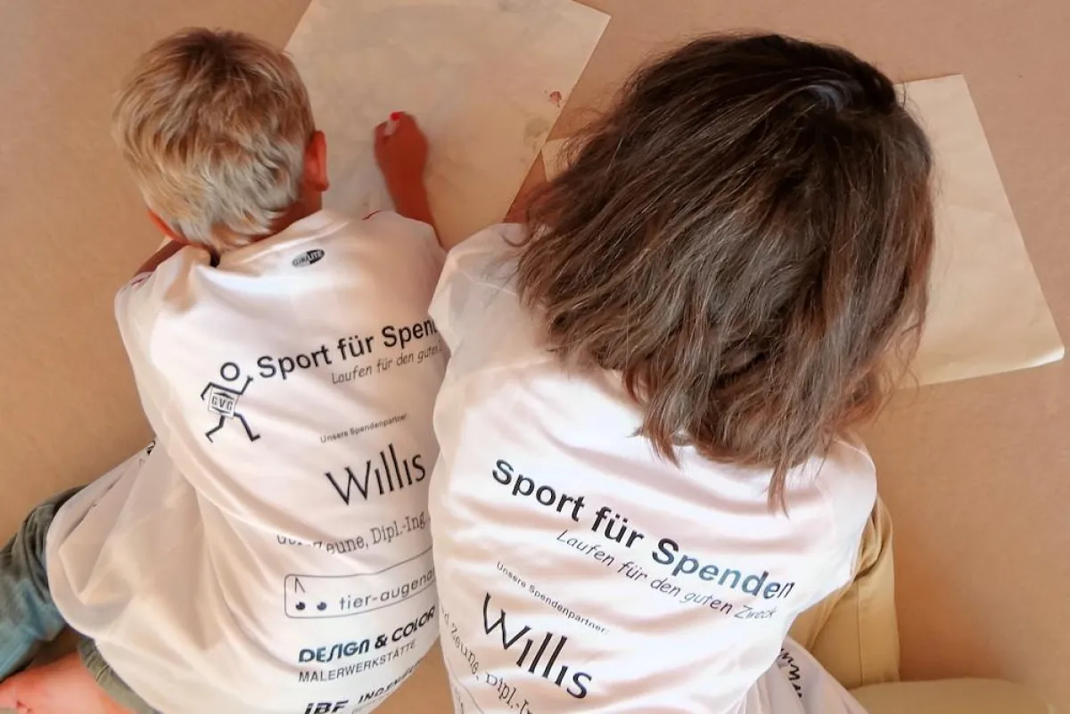 Kinder malen Clowns für einen guten Zweck