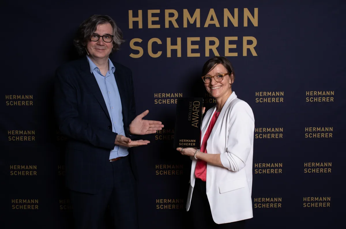 Christina Maria Binsmaier (rechts) nimmt den Excellence-Award entgegen.  (© Foto: Nedjo Radic, Christina Pörsch)