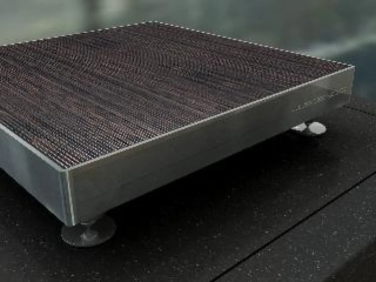 Luscendo arbeitet mit Materialien wie lichtdurchlässigem Holz (Bild) oder lichtdurchlässigem Beton ? innovative Materialien, die für Gerätebasen und High End HiFi-Möbel bisher noch nie eingesetzt wurd