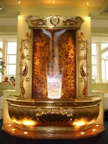 Der "weltweit einzige Bernsteinbrunnen im fünf Sterne Rugard Strandhotel" Binz/ Rügen Bild: Der "weltweit einzige Bernsteinbrunnen im fünf Sterne Rugard Strandhotel" Binz/ Rügen