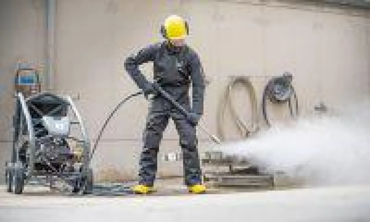 DEHNcare WJP sorgt für einen zuverlässigen Arbeitsschutz beim Arbeiten mit Hochdruckwasserstrahlen bis 1000 bar.