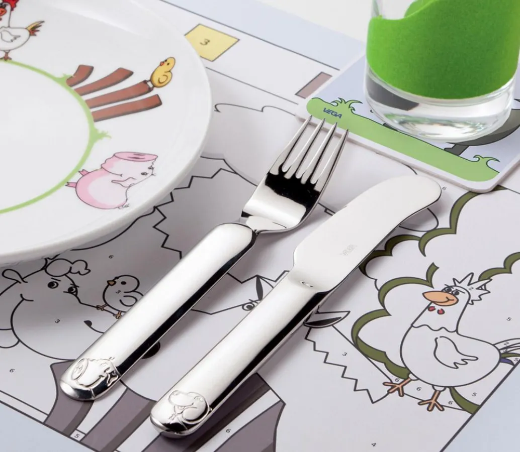 Ganz kindgerecht: Das neue VEGA Kinderbesteck Kleckerbande mit Tiermotiven im Griff.